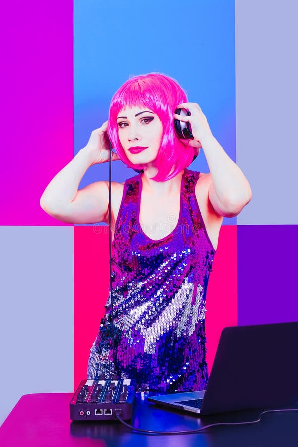 Ståendedj-headphonen spelar kvinnan för retro för tappning för partiet för utrustningdiskoflickan den unga plast- rosa för proton royaltyfri foto