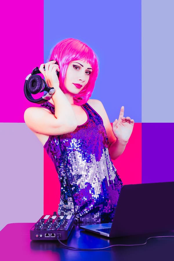 Ståendedj-headphonen spelar kvinnan för retro för tappning för partiet för utrustningdiskoflickan den unga plast- rosa för proton royaltyfri bild