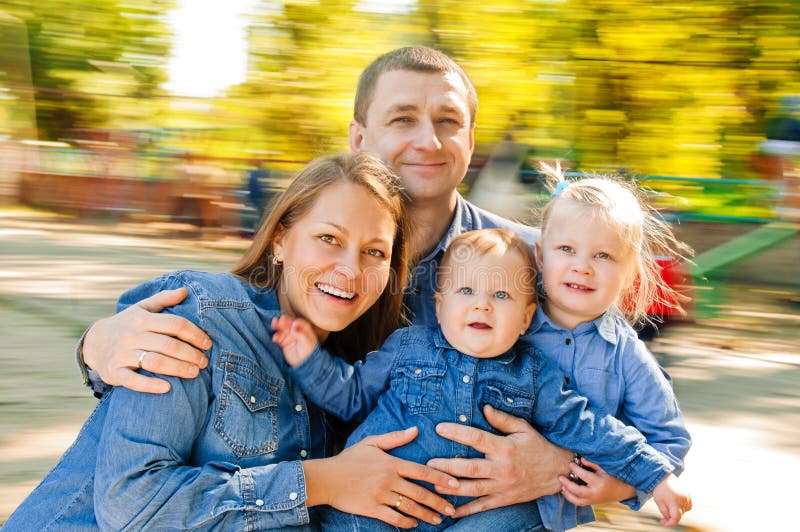 Ståendefamilj i karusell royaltyfria bilder Ståendefamilj i karusell royaltyfria bilder