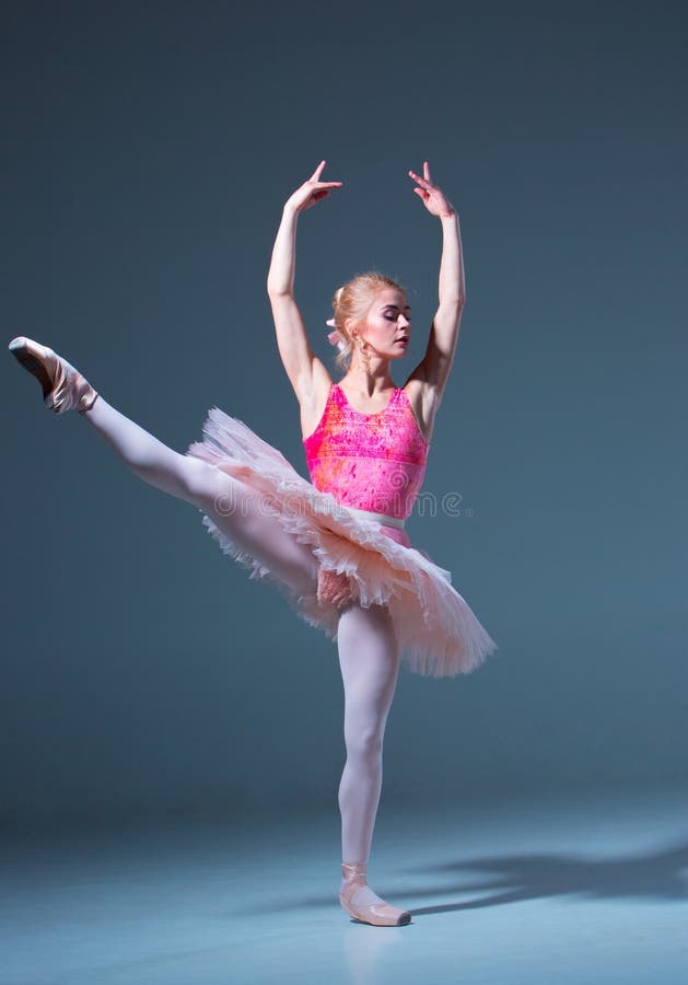 Ståenden av ballerina i balett poserar royaltyfri bild Ståenden av ballerina i balett poserar royaltyfri bild