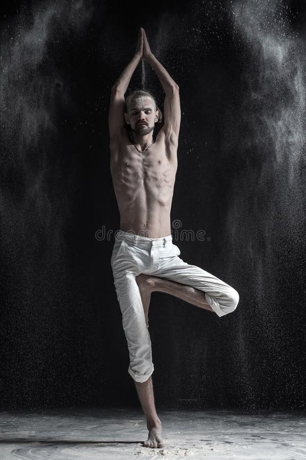 Ståenden av caucasian bärande vita sportflåsanden för den unga mannen som gör yoga eller pilates, övar royaltyfri bild Ståenden av caucasian bärande vita sportflåsanden för den unga mannen som gör yoga eller pilates, övar royaltyfri bild
