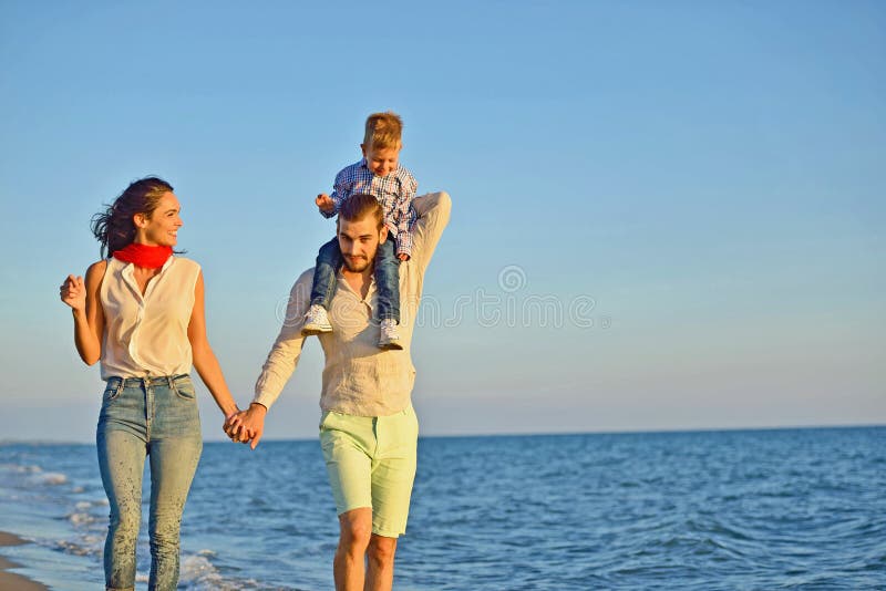 Ståenden av den lyckliga familjen och behandla som ett barn tycka om solnedgång i sommarfritiden fotografering för bildbyråer Ståenden av den lyckliga familjen och behandla som ett barn tycka om solnedgång i sommarfritiden fotografering för bildbyråer