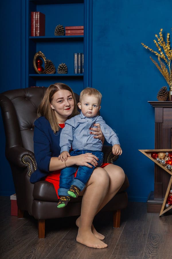 Ståenden av den lyckliga modern och förtjusande behandla som ett barn firar jul Ferier för ` s för nytt år Litet barn med mamman arkivfoton Ståenden av den lyckliga modern och förtjusande behandla som ett barn firar jul Ferier för ` s för nytt år Litet barn med mamman arkivfoton