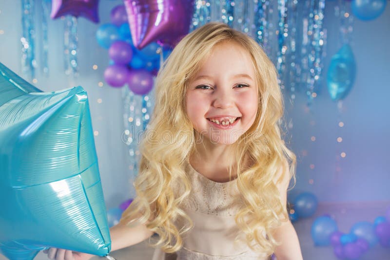 Ståenden av den nätta blonda lilla flickan med färg sväller royaltyfri bild Ståenden av den nätta blonda lilla flickan med färg sväller royaltyfri bild