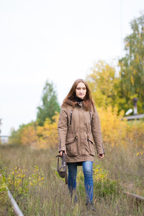 Ståenden av den unga gulliga kvinnan i nedgånghöst parkerar Härlig caucasian flicka som går i skog arkivbilder Ståenden av den unga gulliga kvinnan i nedgånghöst parkerar Härlig caucasian flicka som går i skog arkivbilder