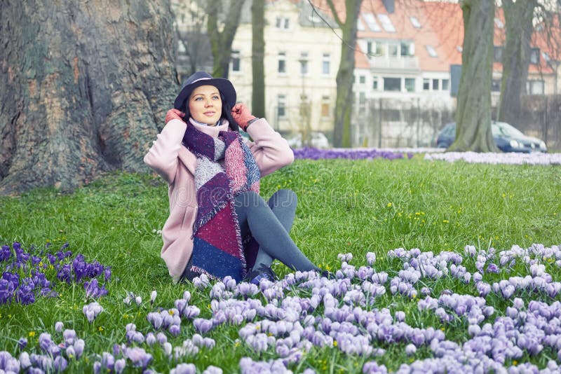 Ståenden av den unga härliga kvinnan som bär med våren, blommar royaltyfri foto Ståenden av den unga härliga kvinnan som bär med våren, blommar royaltyfri foto