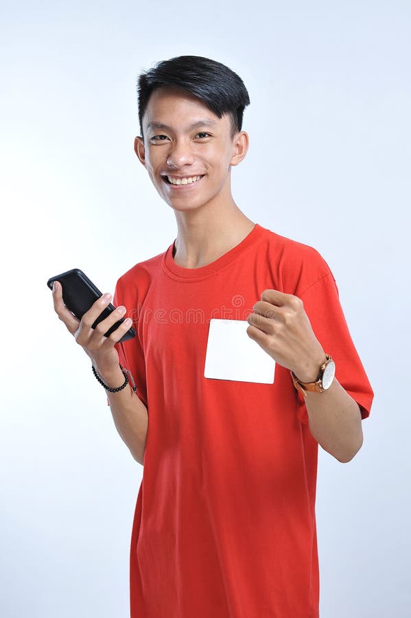 Ståenden av en asiatisk man för ung student som talar på mobiltelefonen, talar lyckligt leende royaltyfria foton Ståenden av en asiatisk man för ung student som talar på mobiltelefonen, talar lyckligt leende royaltyfria foton