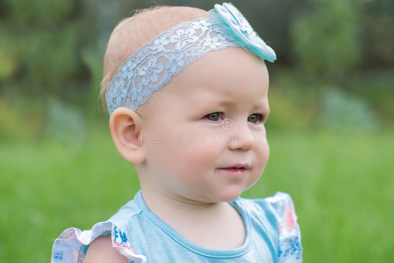 Ståenden av ett gulligt litet behandla som ett barn med en blå pilbåge royaltyfri foto Ståenden av ett gulligt litet behandla som ett barn med en blå pilbåge royaltyfri foto