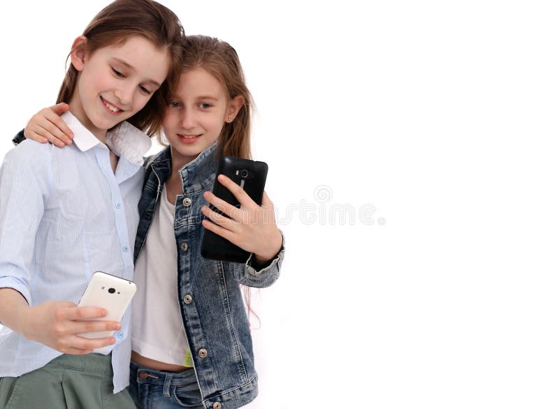 Ståenden av två gladlynta flickor, flickor tar en selfie royaltyfri bild Ståenden av två gladlynta flickor, flickor tar en selfie royaltyfri bild