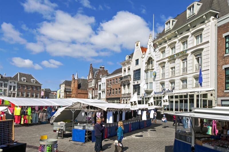 Stånd och historiska byggnader, Den Bosch royaltyfria bilder