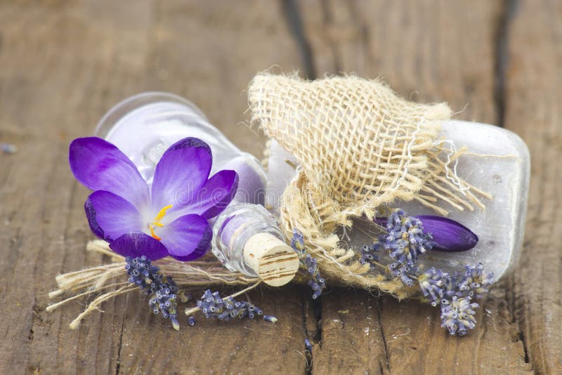Stången av naturlig tvål, salt för bad, torkade lavendel och krokus royaltyfri fotografi Stången av naturlig tvål, salt för bad, torkade lavendel och krokus royaltyfri fotografi