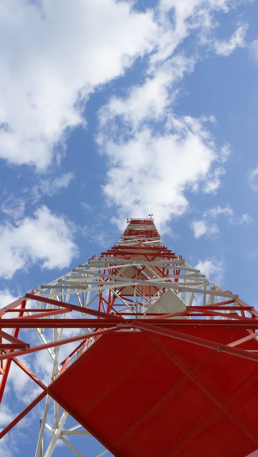 Står högt stora telekommunikationer med en blå himmel och vita moln royaltyfria foton Står högt stora telekommunikationer med en blå himmel och vita moln royaltyfria foton
