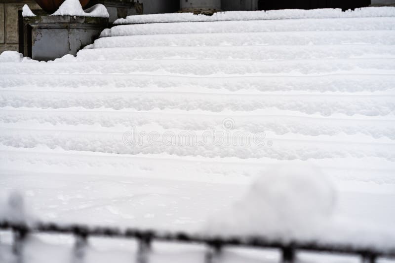 Står täckta med snö från årets första snöfall vinterkoncept, snötrappor täckt med ett djupt snöskikt royaltyfri fotografi