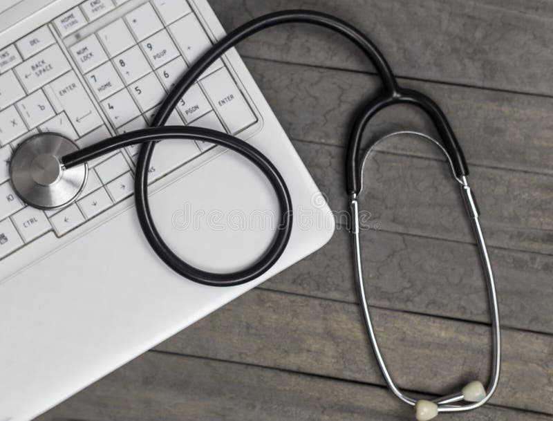 Stéthoscope avec des résultats d'essai de prescription dans la pièce de consultation de docteur photo libre de droits Stéthoscope avec des résultats d'essai de prescription dans la pièce de consultation de docteur photo libre de droits
