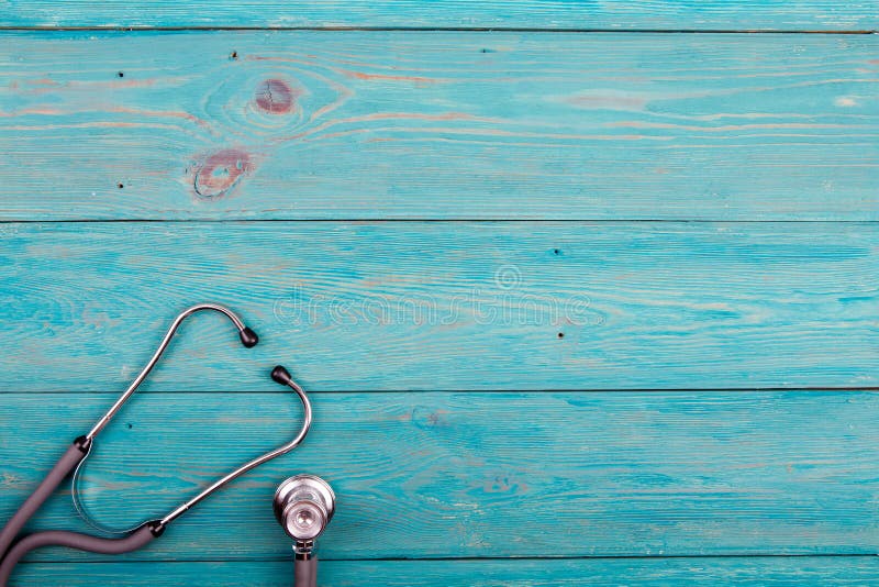 Stéthoscope de médecine sur le bureau bleu photo libre de droits Stéthoscope de médecine sur le bureau bleu photo libre de droits