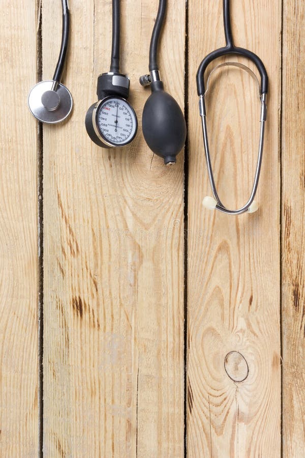 Stéthoscope médical sur le fond en bois de bureau Lieu de travail d'un docteur Vue supérieure photos stock Stéthoscope médical sur le fond en bois de bureau Lieu de travail d'un docteur Vue supérieure photos stock