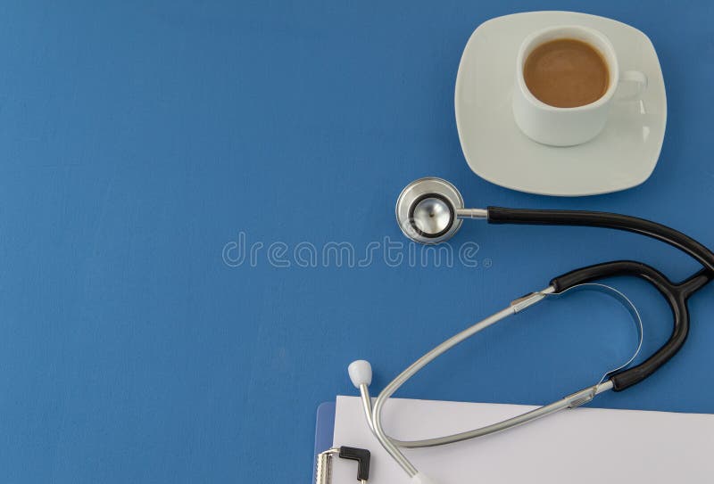 Stéthoscope, tasse de café sur un fond bleu st?thoscope r?gl? d'argent de m?decine de mensonges de concept images stock Stéthoscope, tasse de café sur un fond bleu st?thoscope r?gl? d'argent de m?decine de mensonges de concept images stock