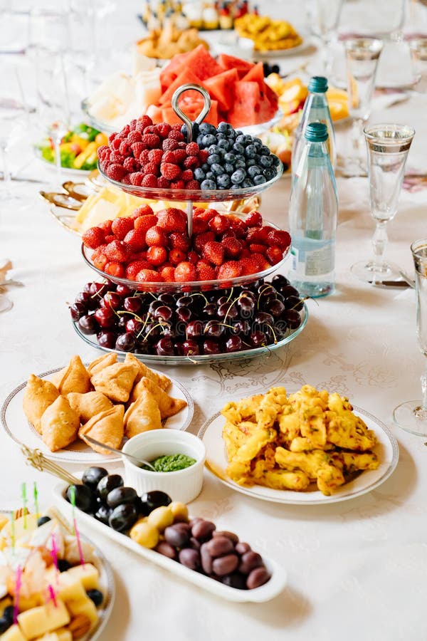 Stół serwowany z jasnymi letnimi przekąskami jagody warzywne. gastronomia fotografia royalty free