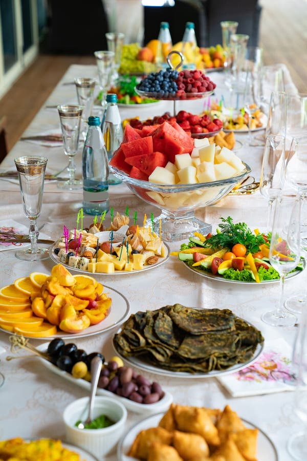 Stół serwowany z jasnymi letnimi przekąskami jagody warzywne. gastronomia obrazy royalty free