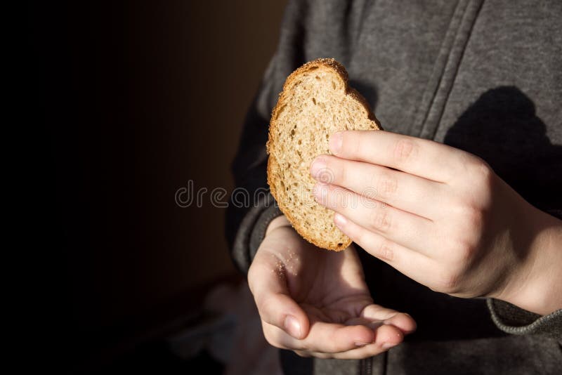 Stück Brot in den Händen lizenzfreies stockfoto Stück Brot in den Händen lizenzfreies stockfoto