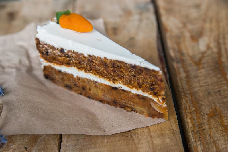 Stück des Karottenkuchens auf Papier stockfotos Stück des Karottenkuchens auf Papier stockfotos