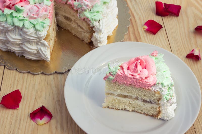 Stück des Schwammkuchens mit Klumpencreme und -banane auf Hintergrund des Kuchens lizenzfreies stockfoto Stück des Schwammkuchens mit Klumpencreme und -banane auf Hintergrund des Kuchens lizenzfreies stockfoto