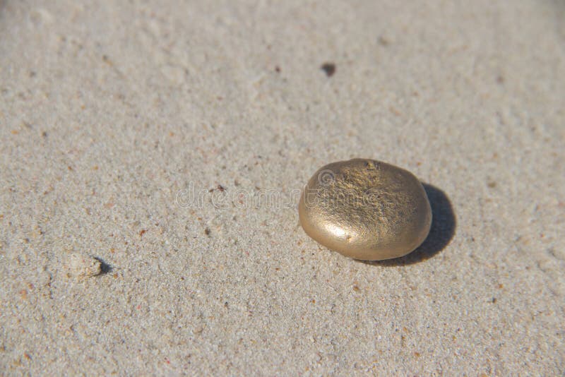 Stück des wertvollen Goldnatursteins bereit, für die Enderzeugnisse der schönsten Schmuckdekoration verwendet werden lizenzfreie stockbilder