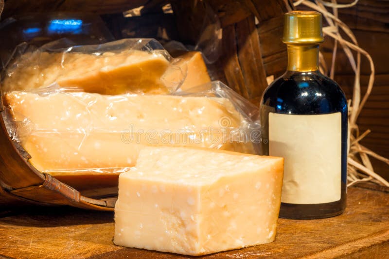 Stück harter italienischer Käse Parmesankäse Reggiano lizenzfreie stockbilder Stück harter italienischer Käse Parmesankäse Reggiano lizenzfreie stockbilder