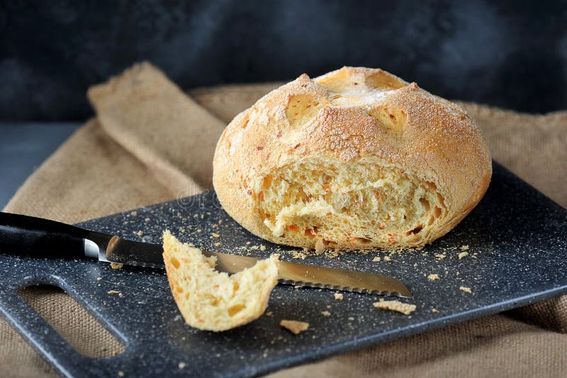 Stück Maisweißbrot schnitt von einem Laib lizenzfreie stockfotos Stück Maisweißbrot schnitt von einem Laib lizenzfreie stockfotos