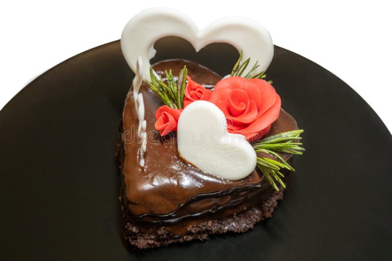Stück romantischer Schokoladenkuchen auf schwarzer Platte. kleine gebackene Kuchen dekoriert für heilige Valentinstag mit Liebe un lizenzfreie stockfotografie
