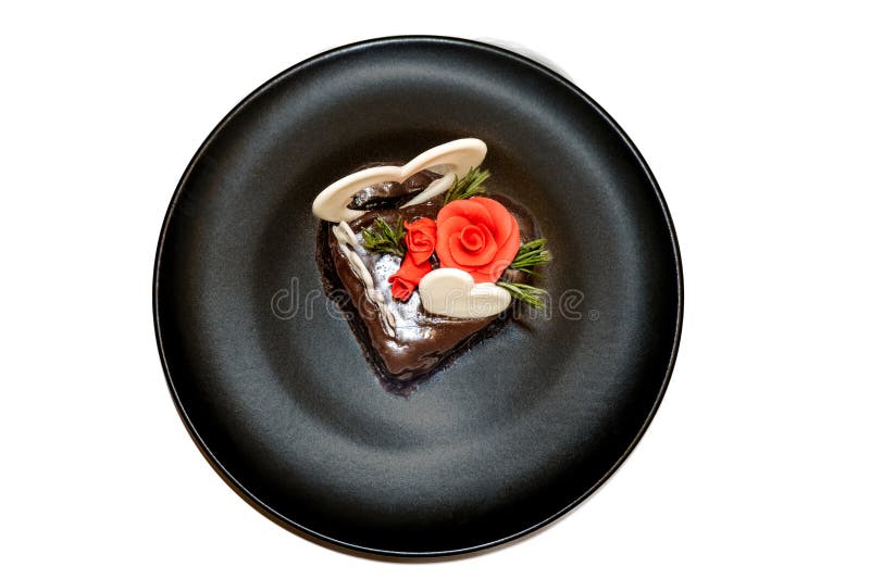 Stück romantischer Schokoladenkuchen auf schwarzer Platte. kleine gebackene Kuchen dekoriert für heilige Valentinstag mit Liebe un lizenzfreies stockfoto