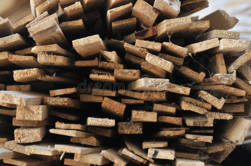 Stücke aus verpacktem Holz - Platten - zum Verkauf an den Endverbraucher bereit lizenzfreie stockbilder
