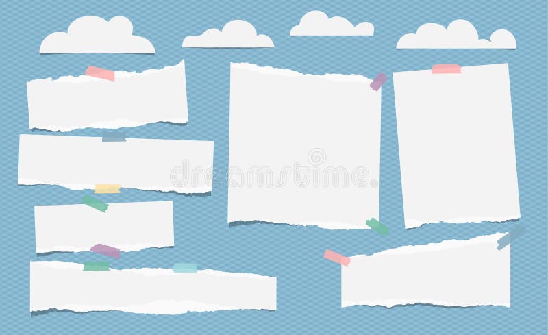 Stücke der zerrissenen weißen leeren Anmerkung, Notizbuchpapier mit Wolken auf blauem Hintergrund lizenzfreie abbildung