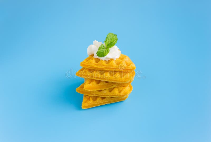 5 Stücke Herz-formen Waffel und Pfefferminz auf blauem Pastell-Backgr lizenzfreies stockbild 5 Stücke Herz-formen Waffel und Pfefferminz auf blauem Pastell-Backgr lizenzfreies stockbild
