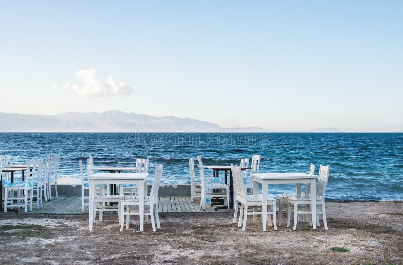 Stühle und Tabellen im alten Café nahe dem Meer lizenzfreie stockfotos Stühle und Tabellen im alten Café nahe dem Meer lizenzfreie stockfotos