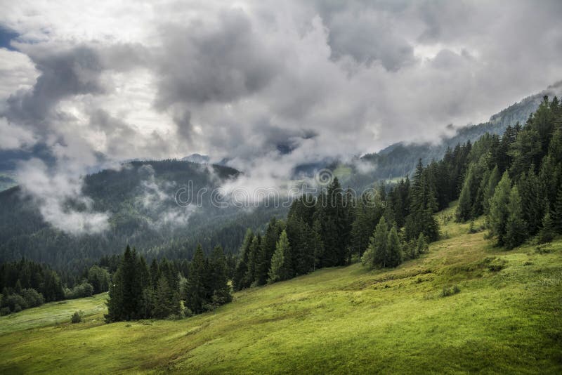 Stürmische Sommerlandschaft in Tirol lizenzfreie stockfotos Stürmische Sommerlandschaft in Tirol lizenzfreie stockfotos