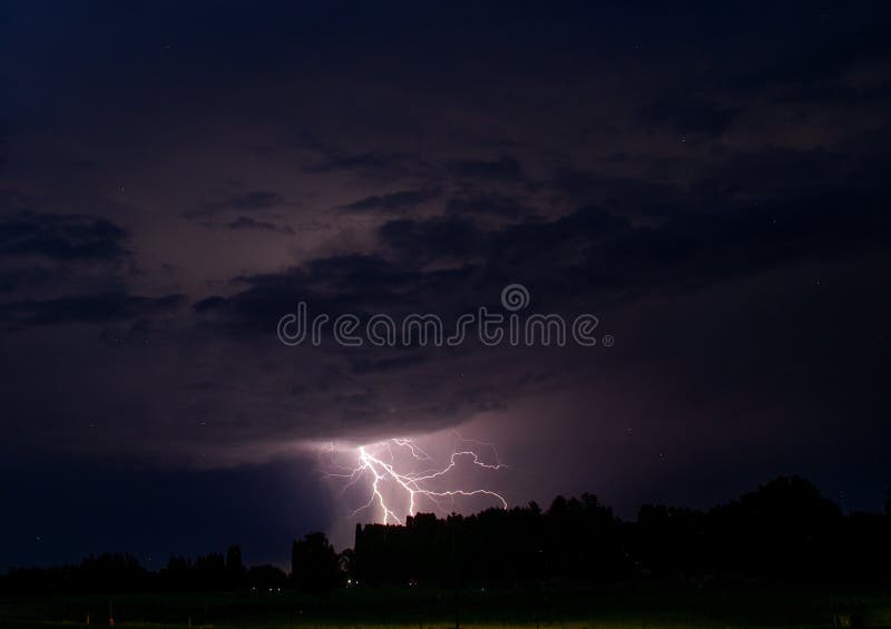 Stürmischer purpurroter Himmel mit Blitz von Himmel zu Bäume in Süd-Minnesota lizenzfreies stockbild Stürmischer purpurroter Himmel mit Blitz von Himmel zu Bäume in Süd-Minnesota lizenzfreies stockbild