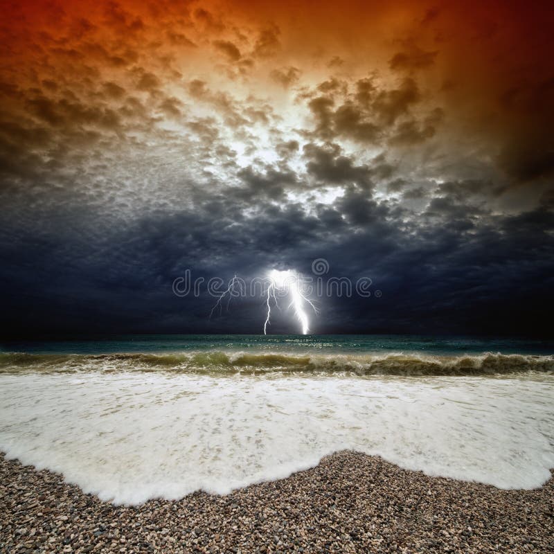 Stürmischer Seesonnenuntergang stockfoto Stürmischer Seesonnenuntergang stockfoto