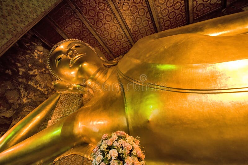 Stützender Buddha in Bangkok lizenzfreies stockbild Stützender Buddha in Bangkok lizenzfreies stockbild