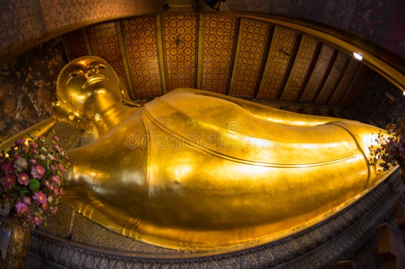Stützender Buddha bei Wat Pho lizenzfreies stockbild Stützender Buddha bei Wat Pho lizenzfreies stockbild