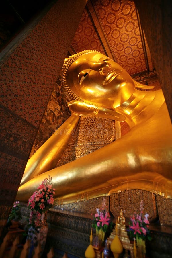Stützender goldener Buddha, Wat Pho, Bangkok lizenzfreies stockbild Stützender goldener Buddha, Wat Pho, Bangkok lizenzfreies stockbild