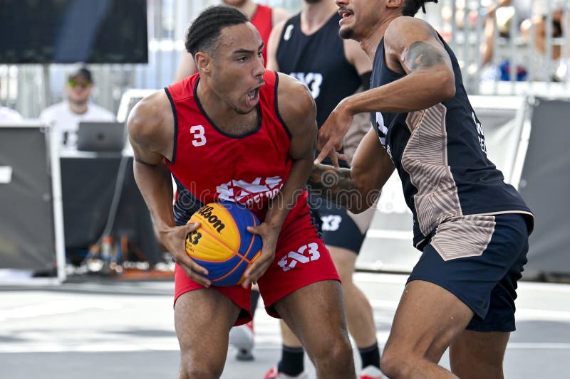 Homem careca de meia-idade segurando uma bola de basquete sobre