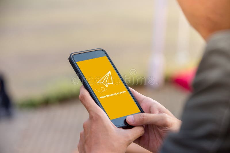 Su mensaje se envía en concepto de la pantalla del smartphone fotos de archivo libres de regalías