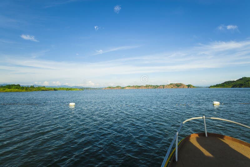 Su uno shipdeck che osserva in avanti con le montagne ed il lago