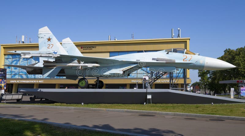 Su27 är en soviet allweather supersonic tung fighter vid det allrussiska utställningscentret vdnkh. Moskow russia auste 17 2022 : su27 är en sovjetisk och rysk allvädersöverlägsen tung kombattant vid det allrussiska utställningscentret vdnkh på en sovinsommardag
