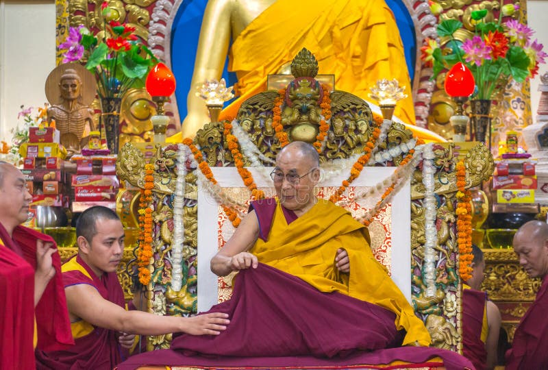 Sua santidade os 14 Dalai Lama Tenzin Gyatso dá ensinos em sua residência em Dharamsala, Índia imagens de stock royalty free Sua santidade os 14 Dalai Lama Tenzin Gyatso dá ensinos em sua residência em Dharamsala, Índia imagens de stock royalty free