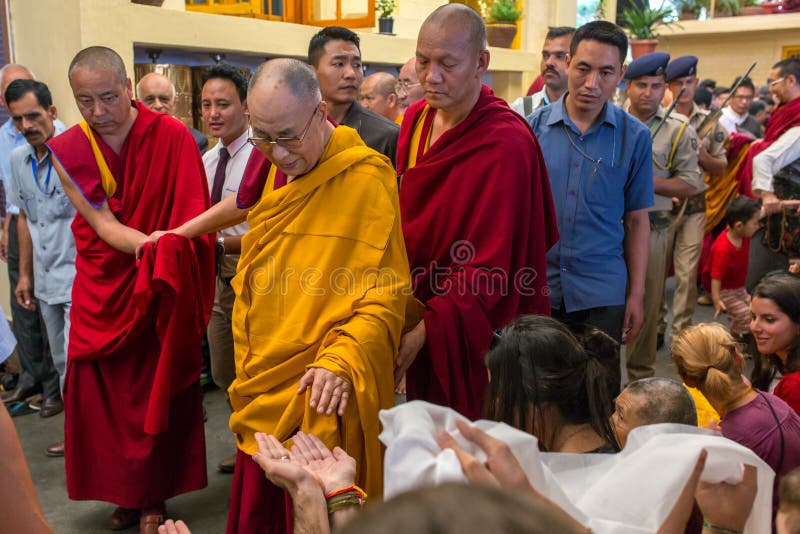 Sua santidade os 14 Dalai Lama Tenzin Gyatso dá ensinos em sua residência em Dharamsala, Índia fotografia de stock royalty free Sua santidade os 14 Dalai Lama Tenzin Gyatso dá ensinos em sua residência em Dharamsala, Índia fotografia de stock royalty free