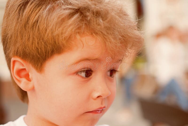 Suas Necessidades Do Cabelo Dos Childs Criança Pequena Com Corte De Cabelo  à Moda Criança Pequena Com Corte De Cabelo Curto Menin Imagem de Stock -  Imagem de bebê, penteado: 139956241