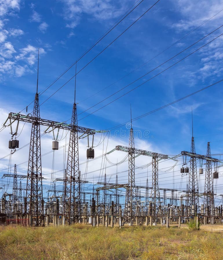 Subestación eléctrica de la distribución con las líneas eléctricas contra SK imagen de archivo libre de regalías Subestación eléctrica de la distribución con las líneas eléctricas contra SK imagen de archivo libre de regalías