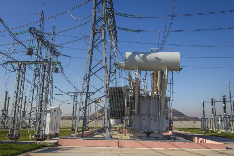 Subestação elétrica do poder com equipamentos de alta tensão Estação de alta tensão elétrica Linhas eléctricas e transformador imagens de stock Subestação elétrica do poder com equipamentos de alta tensão Estação de alta tensão elétrica Linhas eléctricas e transformador imagens de stock